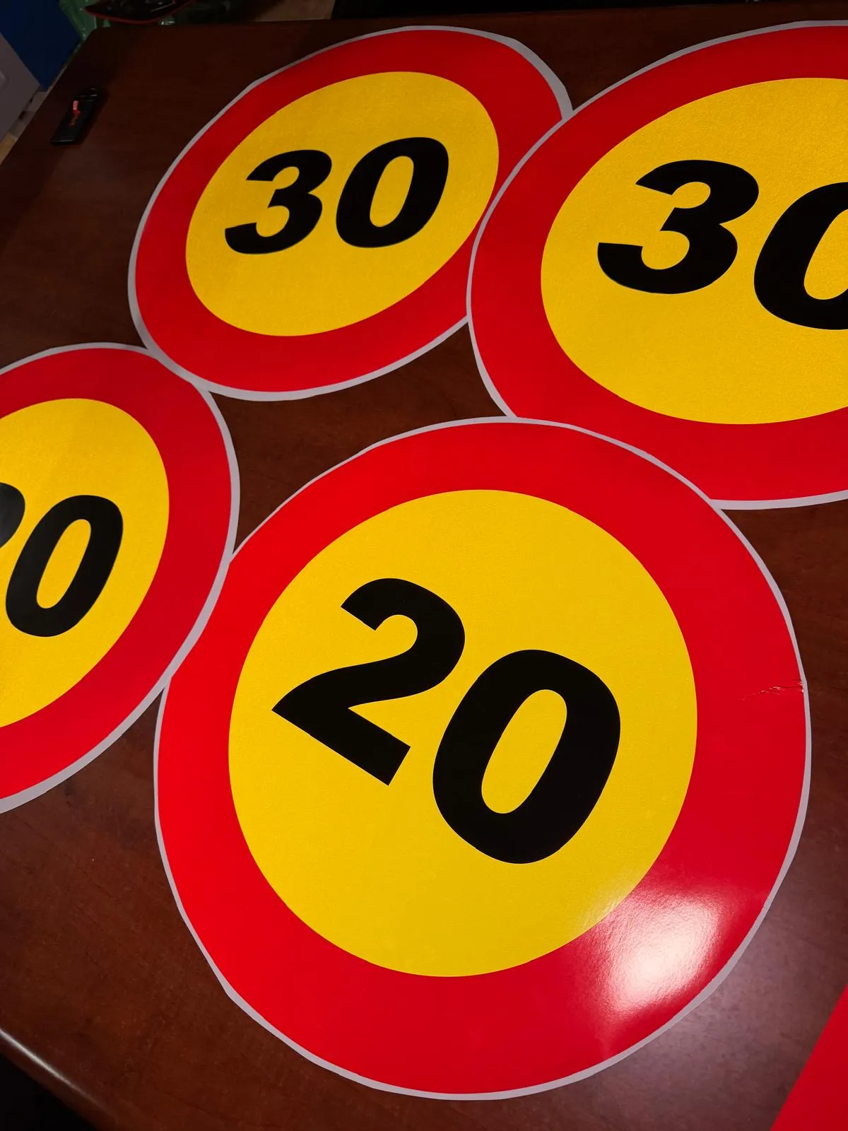 Señales circulares de limitación de velocidad a 20 y 30 impresas en rojo, amarillo y negro